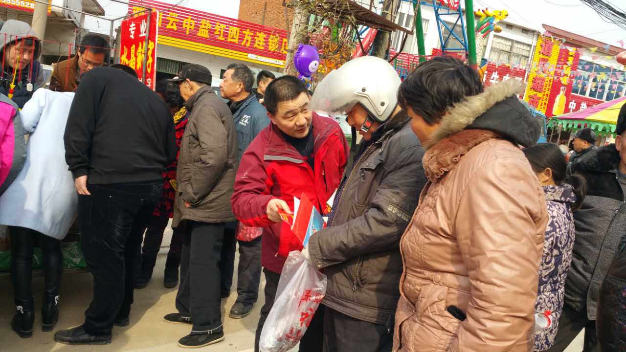 業務經理正在想購肥的老鄉介紹深夜在线视频複合肥產品
