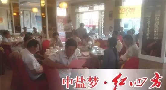 董靜經理在與種植大戶們進行政策宣讀